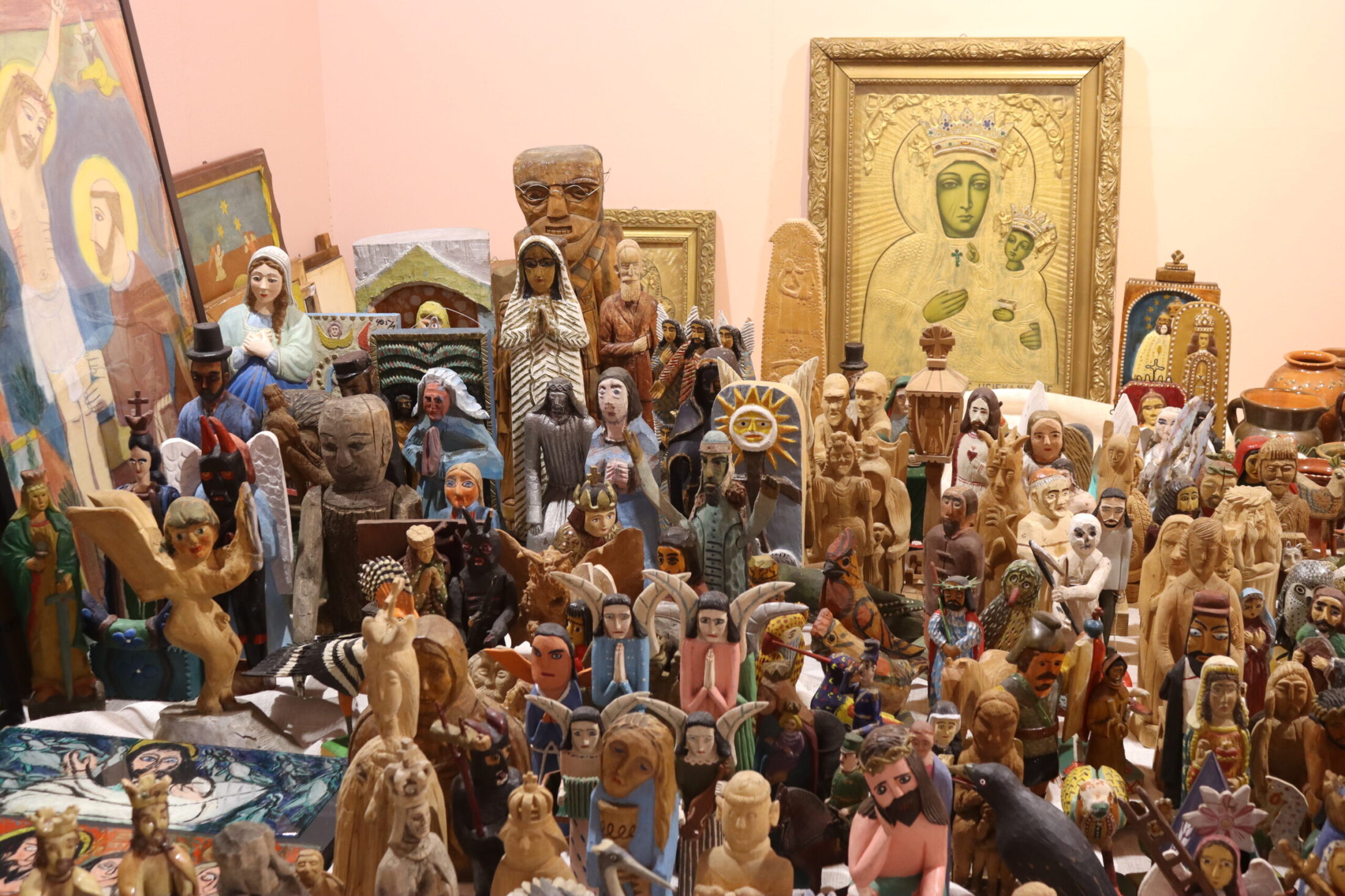 Obrazy i rzeźby na podłodze