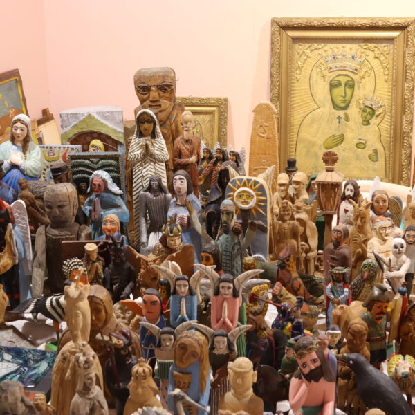 Obrazy i rzeźby na podłodze