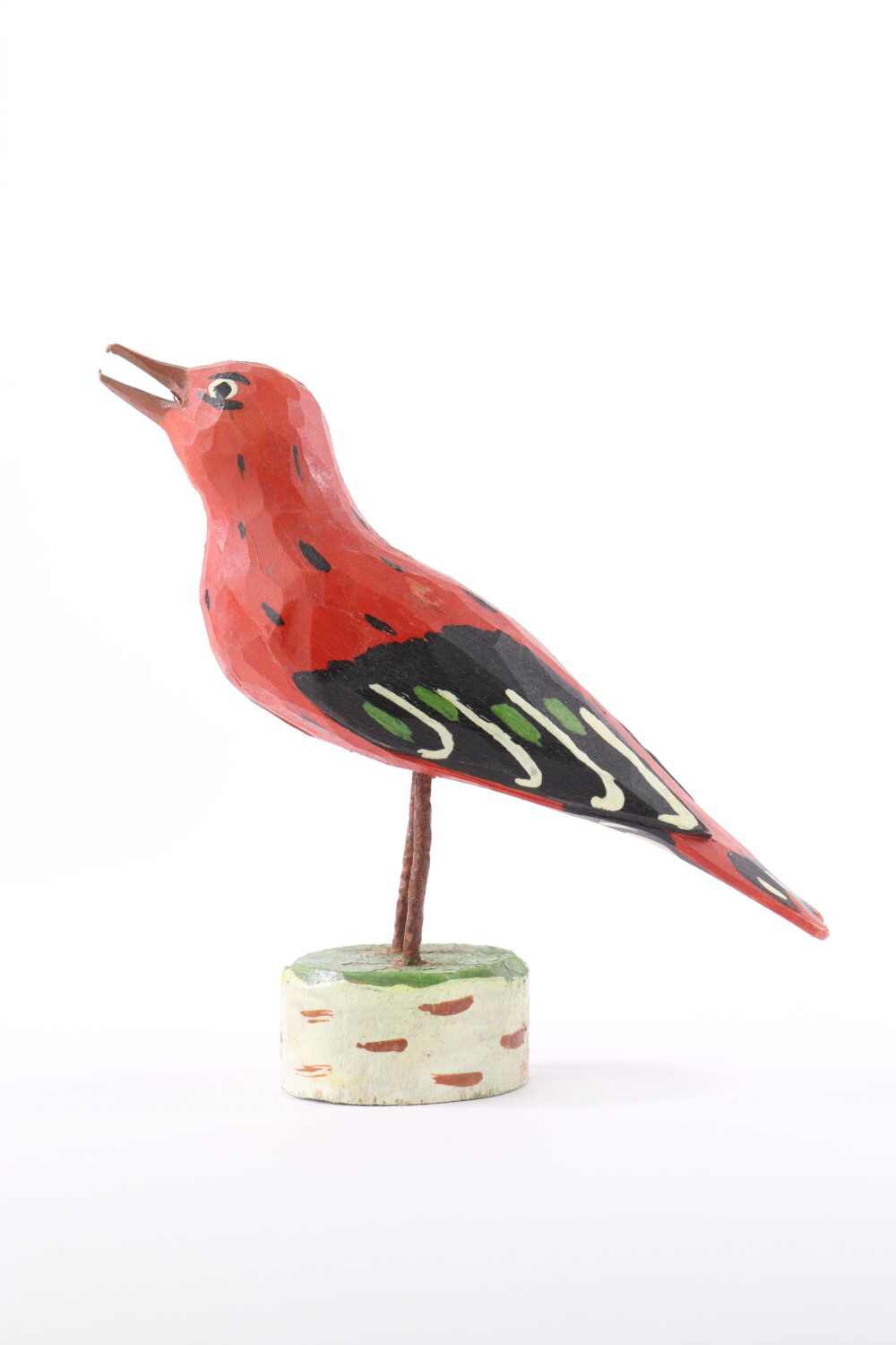 Rzeźba czerwono-czarnego ptaka
