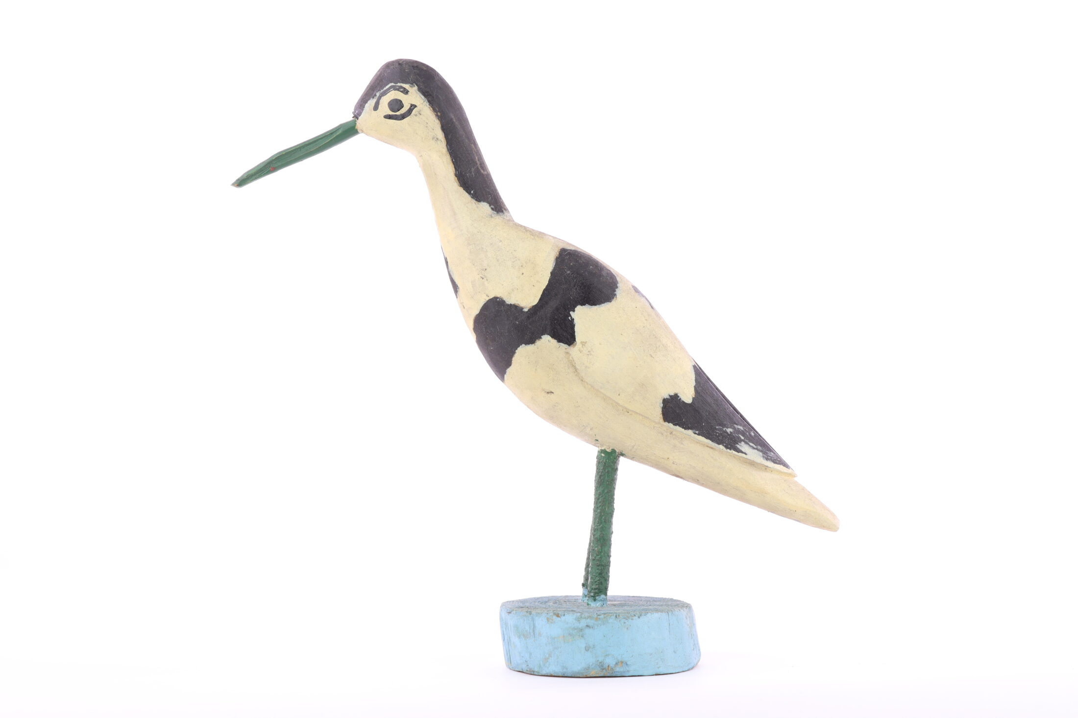 Biało-czarna rzeźba ptaka