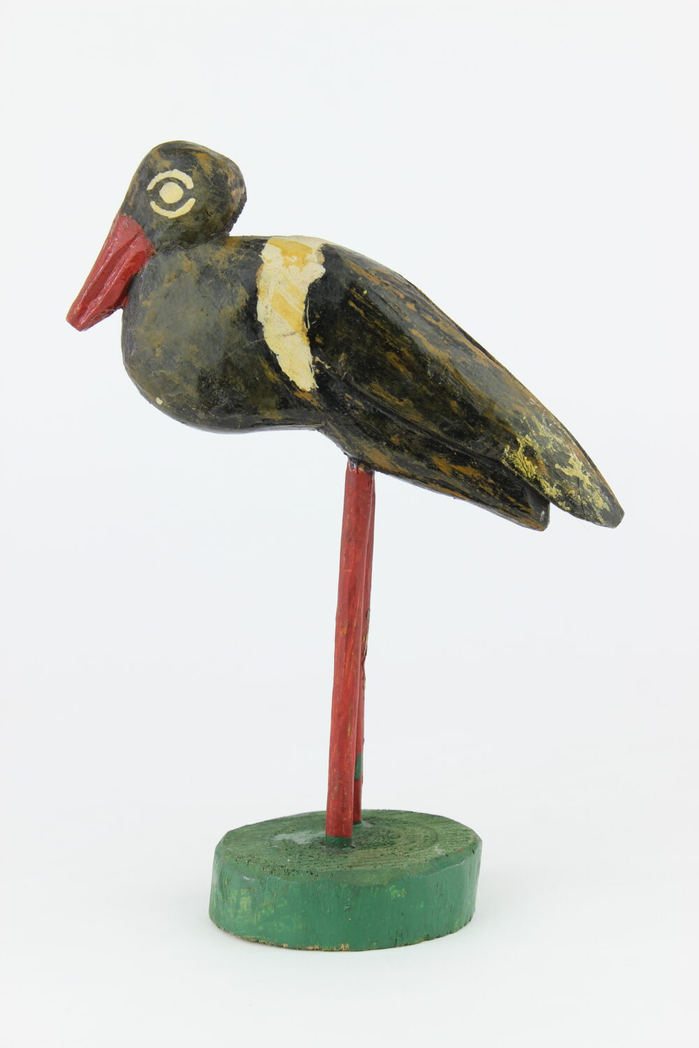 Rzeźba czarno-białego plaka z czerwonymi nogami i dziobem