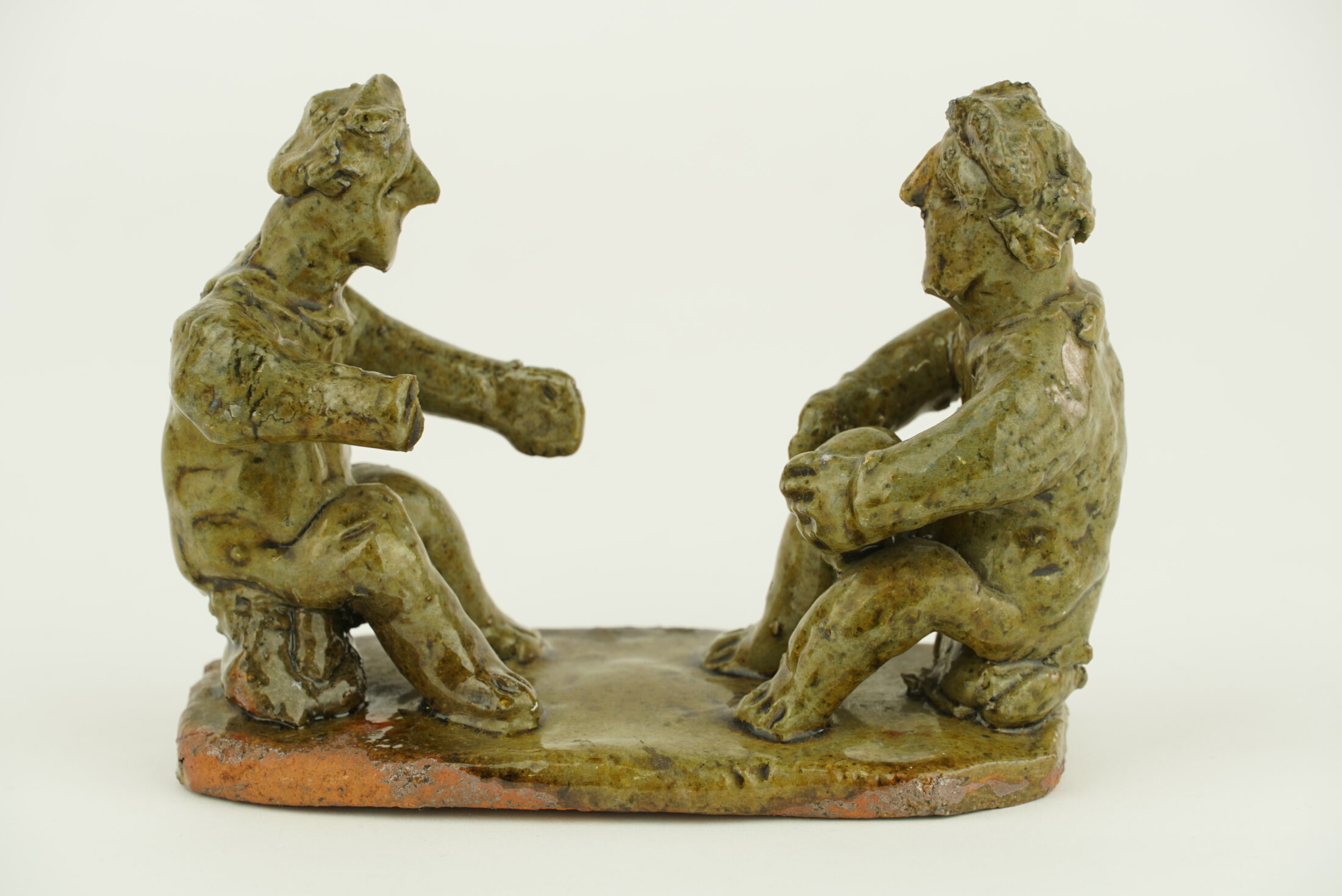 Dwie męskie postacie siedzące - rzeźba