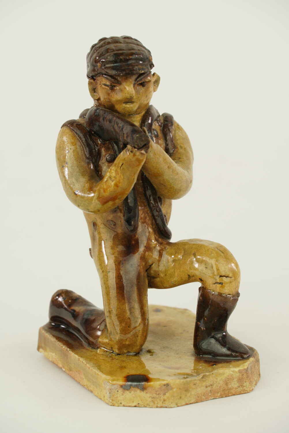 Mężczyzna klęczący na jednym kolanie - rzeźba