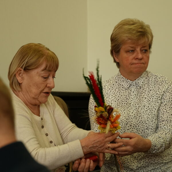 Dwie kobiety trzymają palmę wielkanocną 