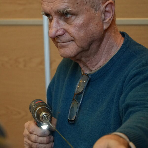 Mężczyzna trzyma w ręce pistolet do kleju na gorąco 