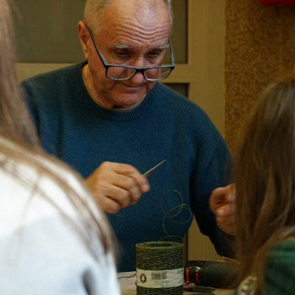 Mężczyzna przycina nitkę, 