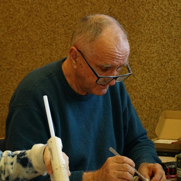 Mężczyzna zdobi orzech włoski. 