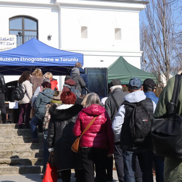 Kolejka ludzi przez muzeum etnograficznym