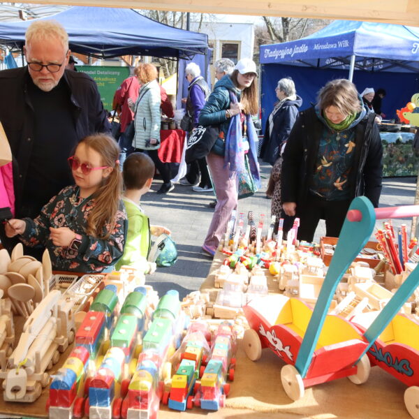 Kiermasz Wielkanocny - stoisko z zabawkami drewnianymi 
