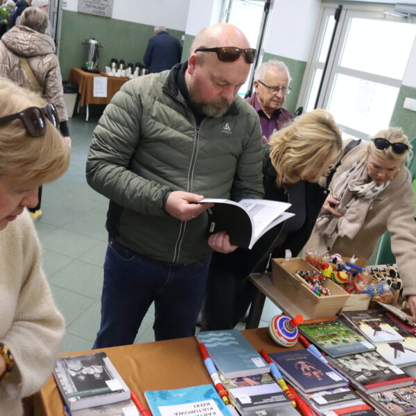 Kiermasz Wielkanocny - mężczyzna przegląda książkę 