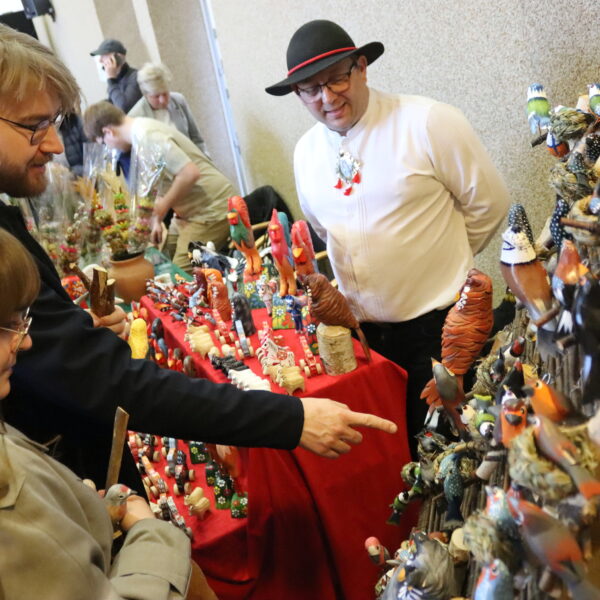 Kiermasz Wielkanocny - stoisko z rzeźbą 