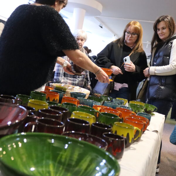 Kiermasz Wielkanocny - stoisko z ceramiką 