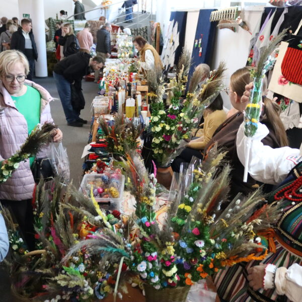 Kiermasz Wielkanocny - stoisko z palmami wielkanocnymi 