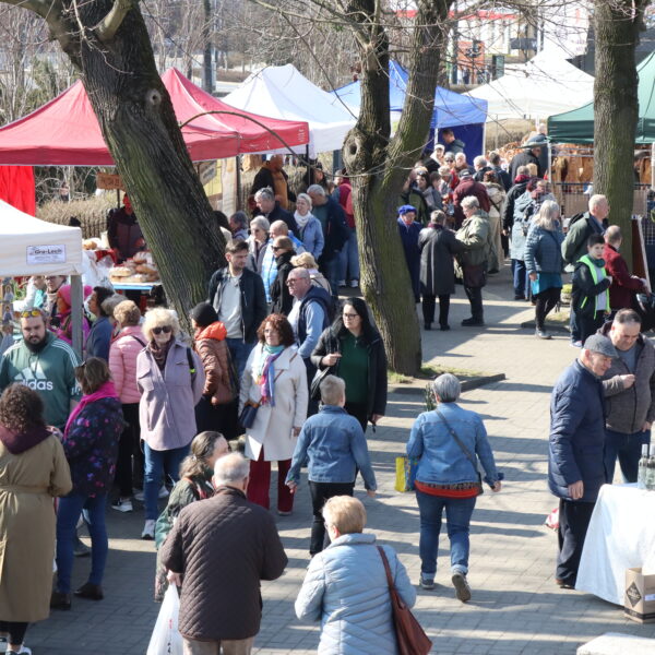 Kiermasz Wielkanocny - idący ludzie 