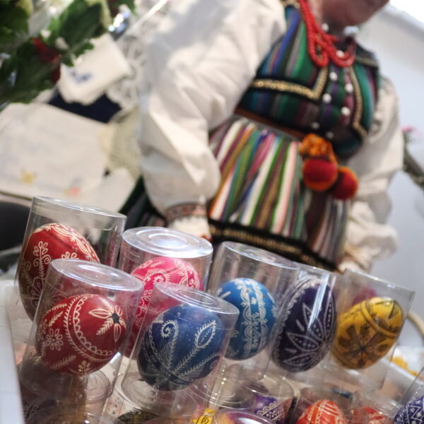 Kiermasz Wielkanocny - stoisko z pisankami 