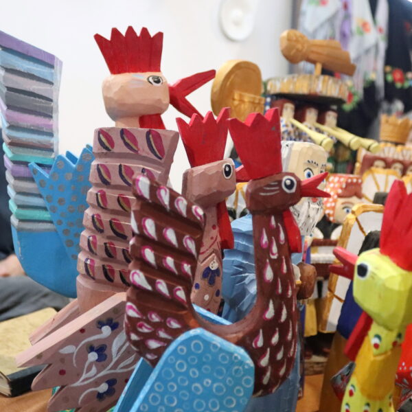 Kiermasz Wielkanocny - stoisko z rzeźbami 