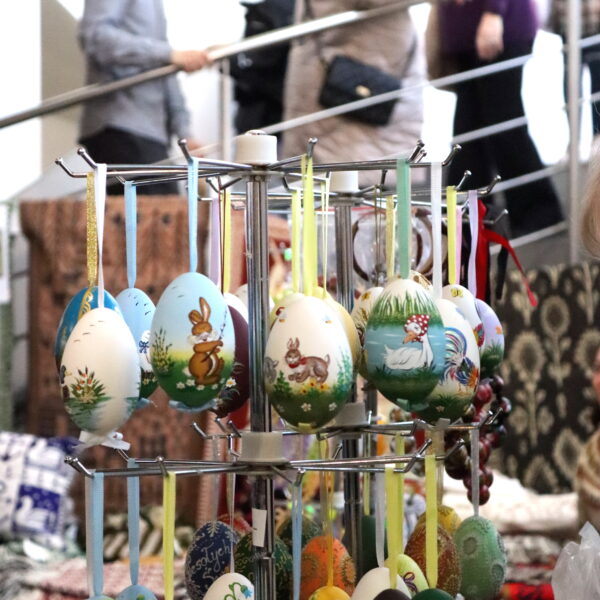 Kiermasz Wielkanocny - stoisko z pisankami 