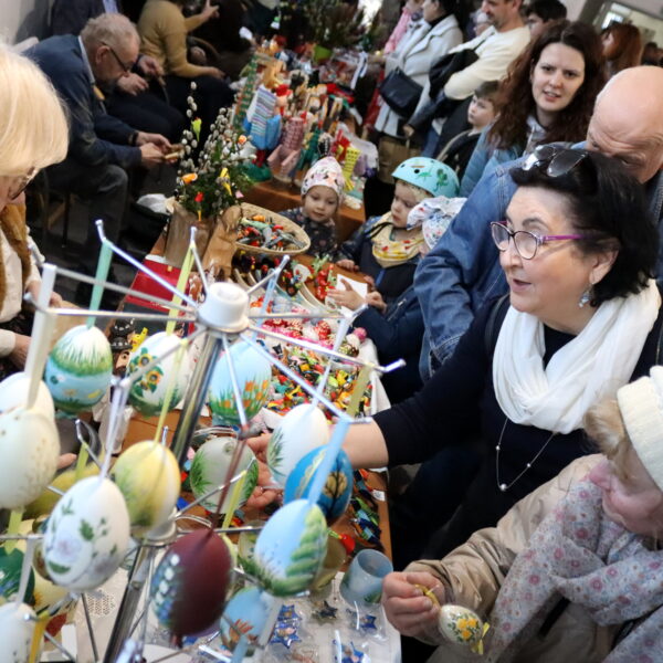 Kiermasz Wielkanocny - stoisko z pisankami 