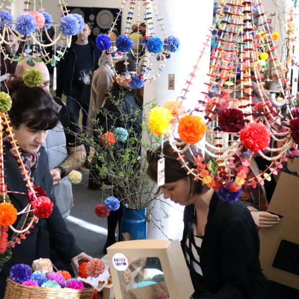 Kiermasz Wielkanocny - stoisko z pająkami ze słomy 