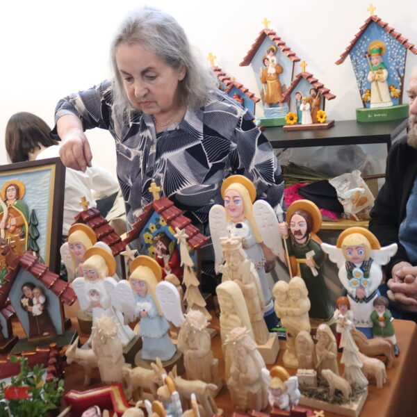 Kiermasz Wielkanocny - stoisko z rzeźbą ludową 