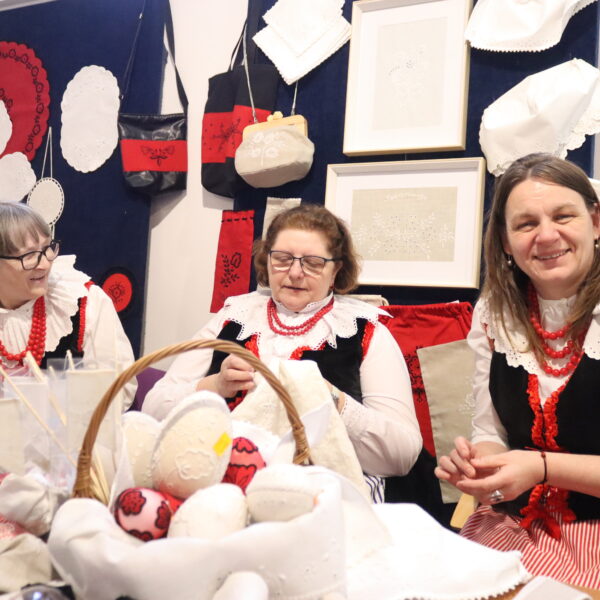 Kiermasz Wielkanocny - stoisko z koronkami 