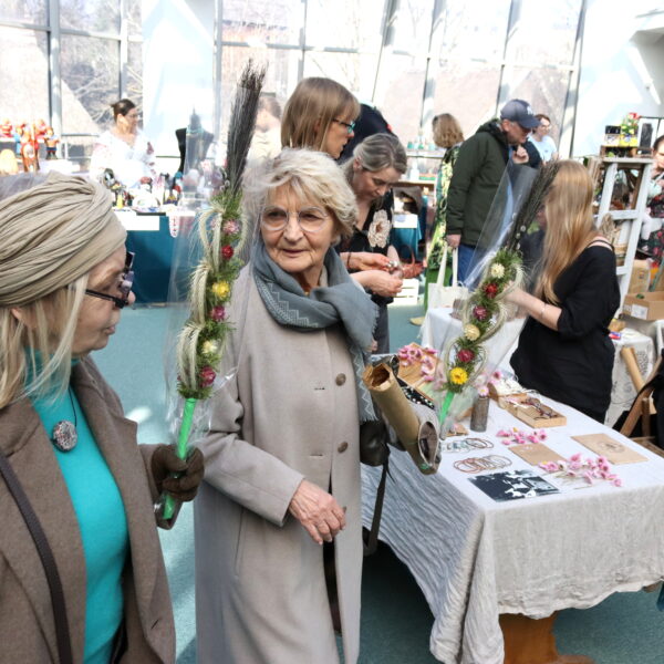 Kiermasz Wielkanocny - skobiety trzymają zakupione palmy wielkanocne 