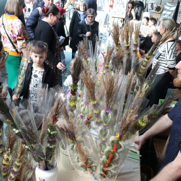 Kiermasz Wielkanocny - stoisko z palmami wielkanocnymi 