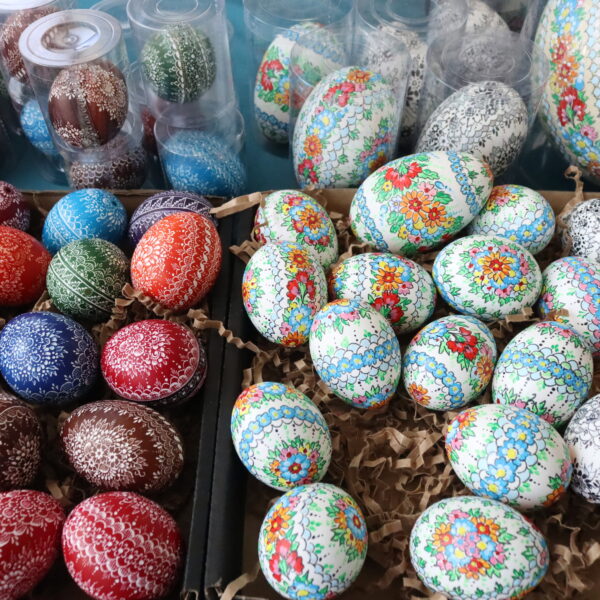 Kiermasz Wielkanocny - stoisko z pisankami 