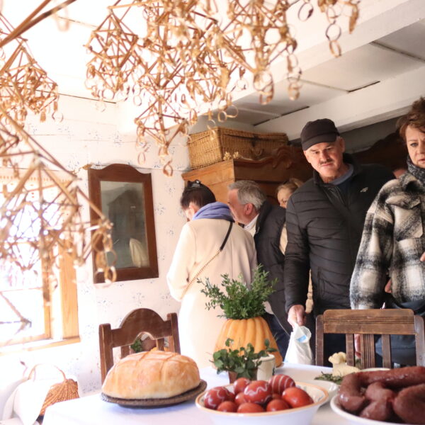Ludzie oglądają aranżacje wielkanocne w skansenie. 