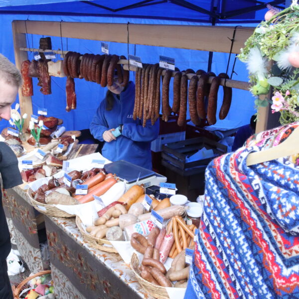 Kiermasz Wielkanocny - stoisko z wyrobami mięsnymi 