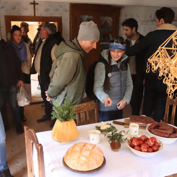 Ludzie oglądają aranżacje wielkanocne w skansenie. 