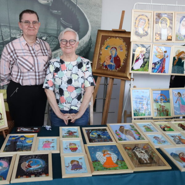 Kiermasz Wielkanocny - stoisko z obrazami na szkle 