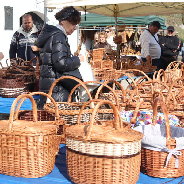 Kiermasz Wielkanocny - stoisko z koszami wiklinowymi 