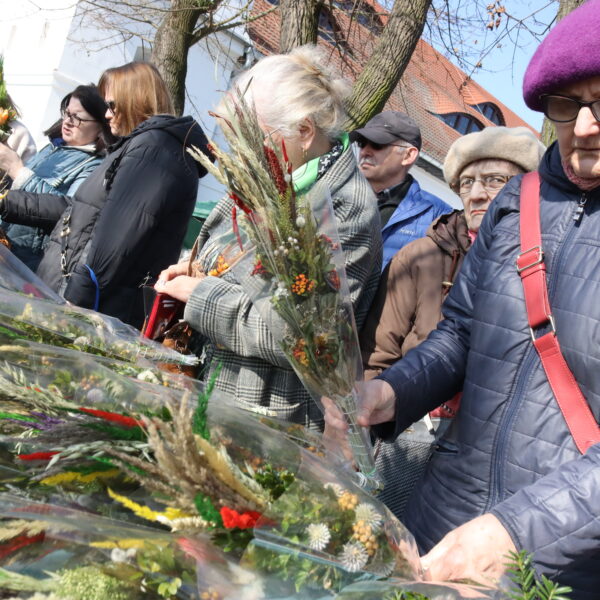 Kiermasz Wielkanocny - stoisko z palmami wielkanocnymi 