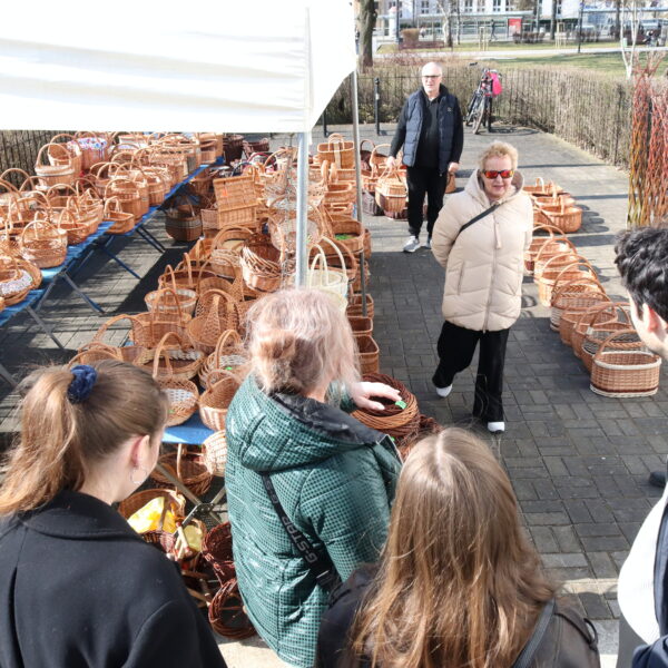Kiermasz Wielkanocny - stoisko z wyrobami z wikliny 