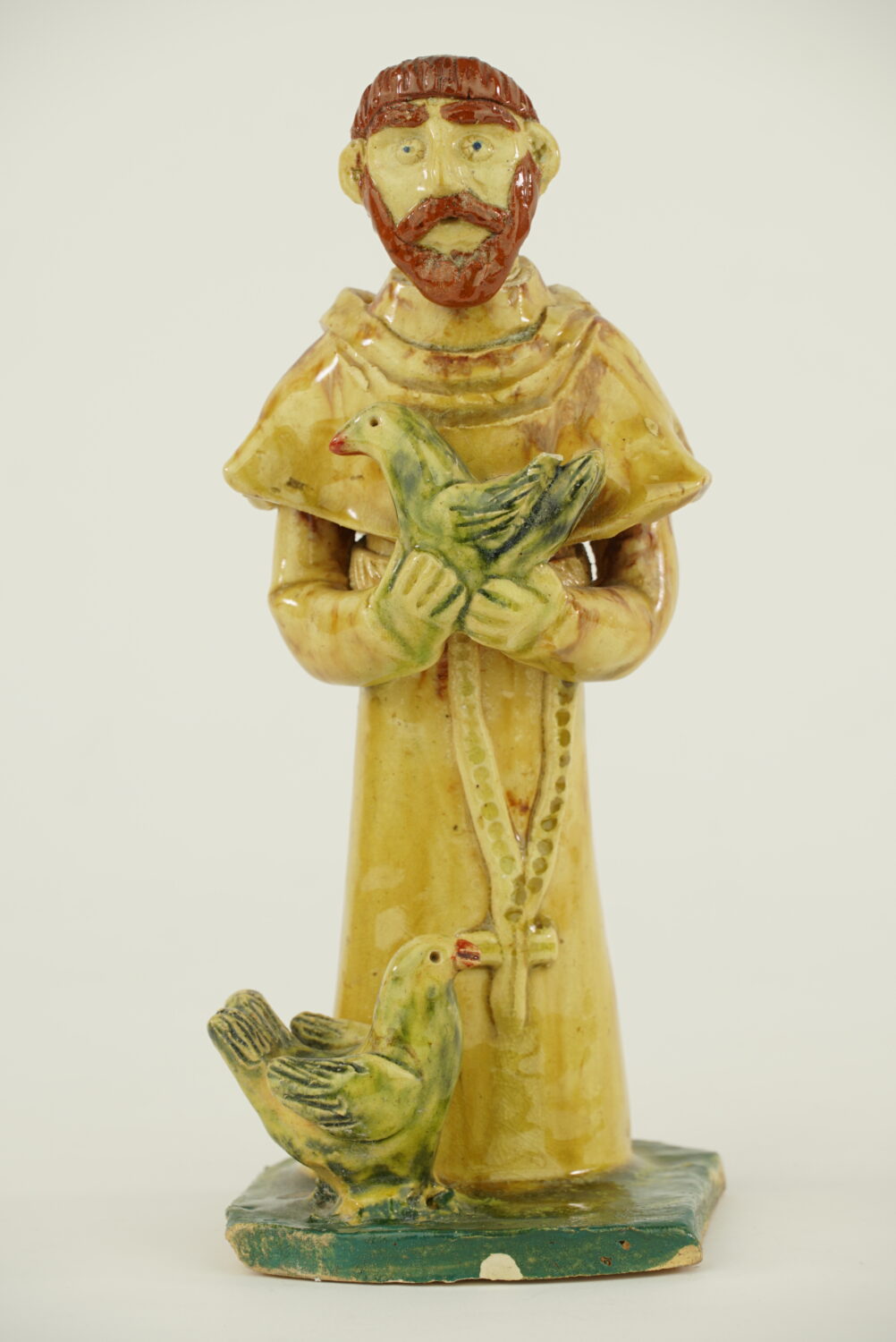 Postać mężczyzny w habicie zakonnym