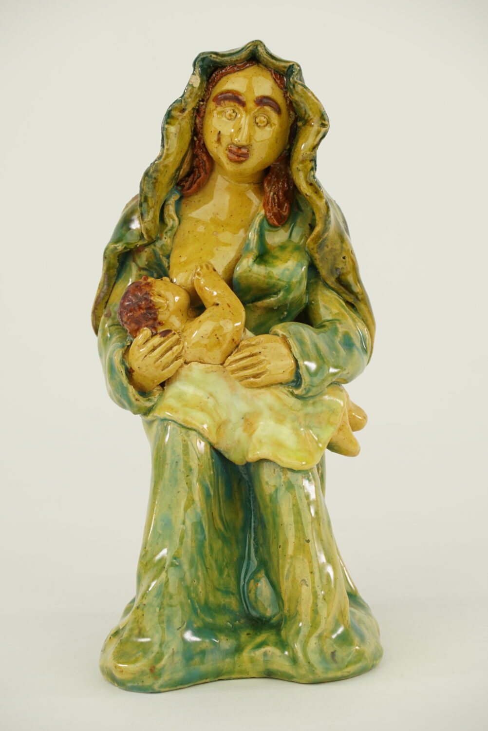 Kobieta karmiąca dziecko - rzeźba