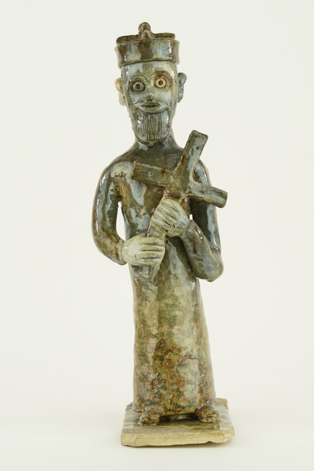 Mężczyzna trzymający w ręce krzyż - rzeźba