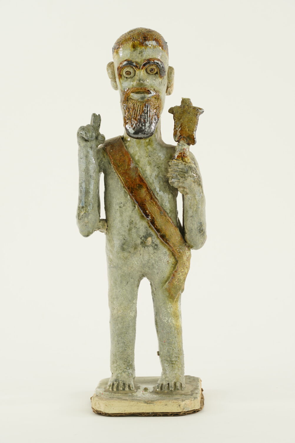 Mężczyzna z uniesioną ręką (palec wskazujący ku górze) - rzeźba