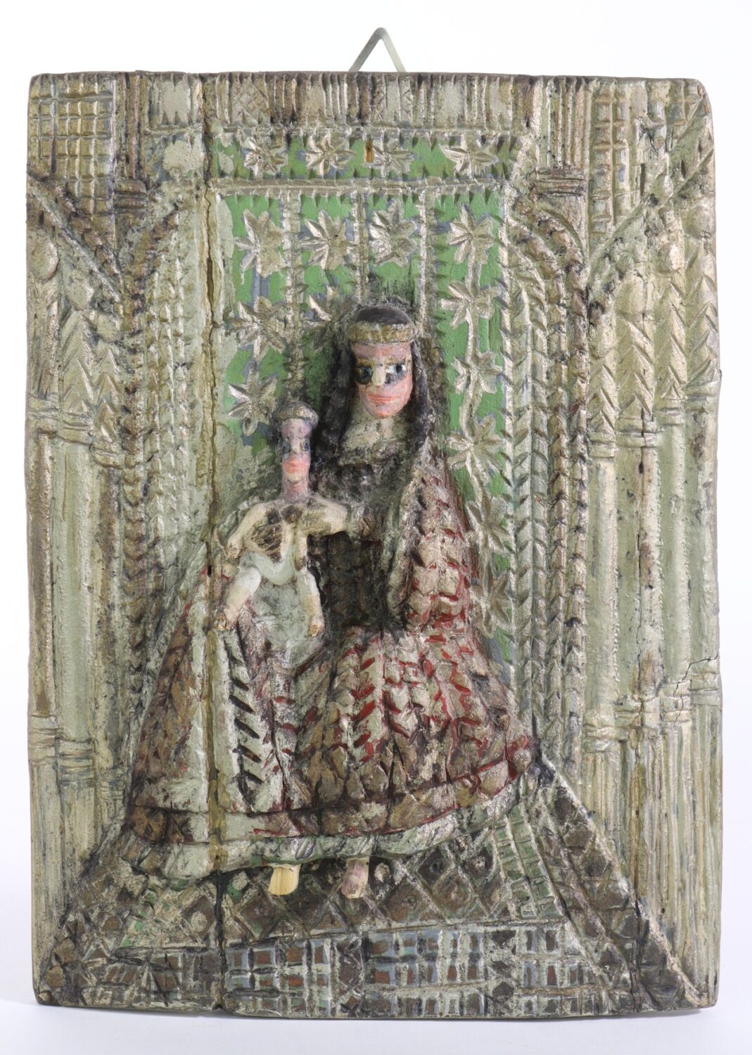 Płaskorzeźba Matki Boskiej z dzieciątkiem