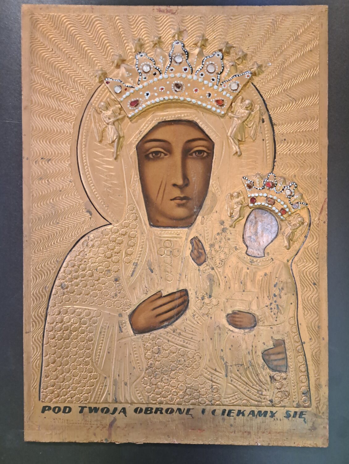 Obraz święty przedstawiający kobietę z dzieckiem na ręku