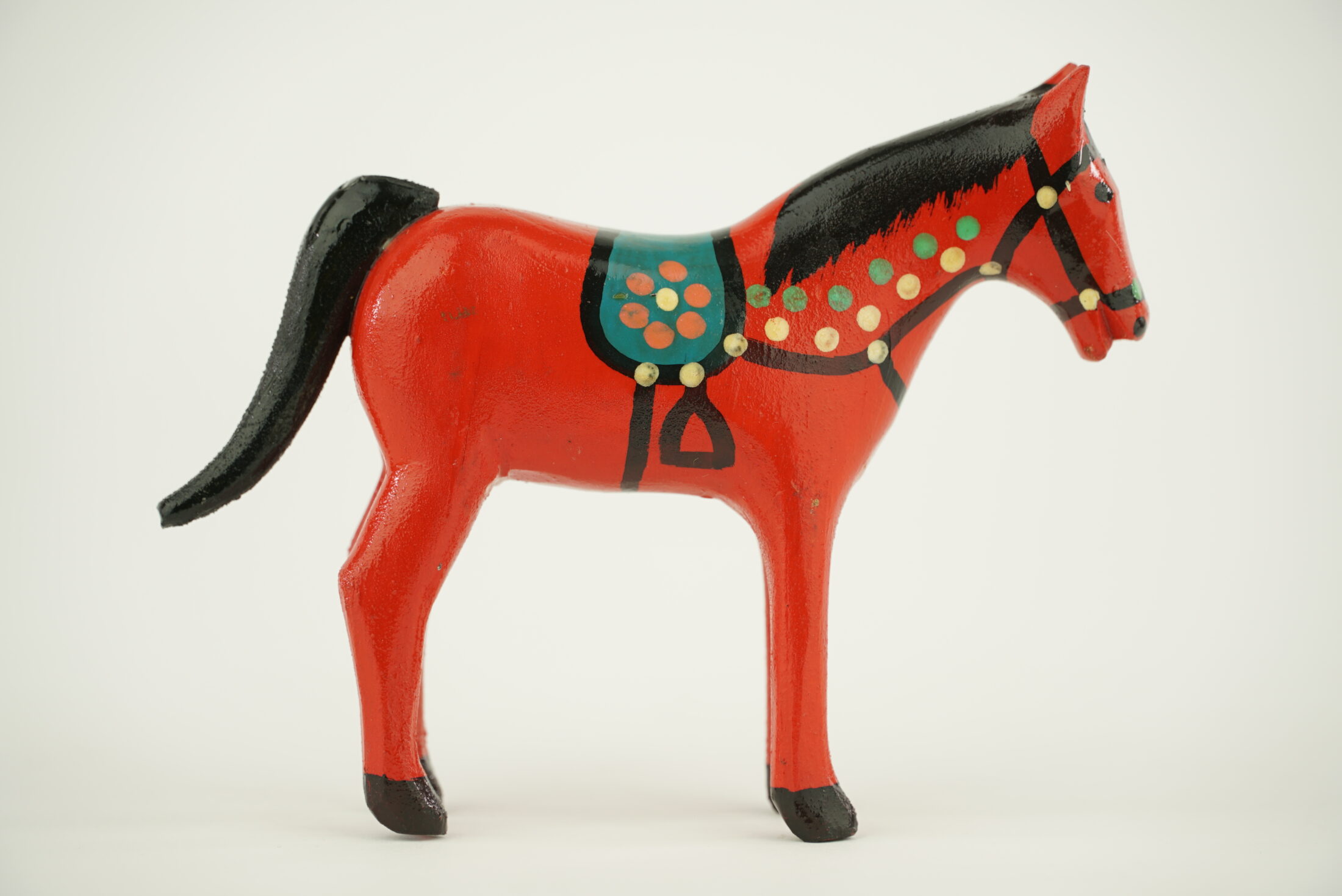 Czerwony konik drewniany