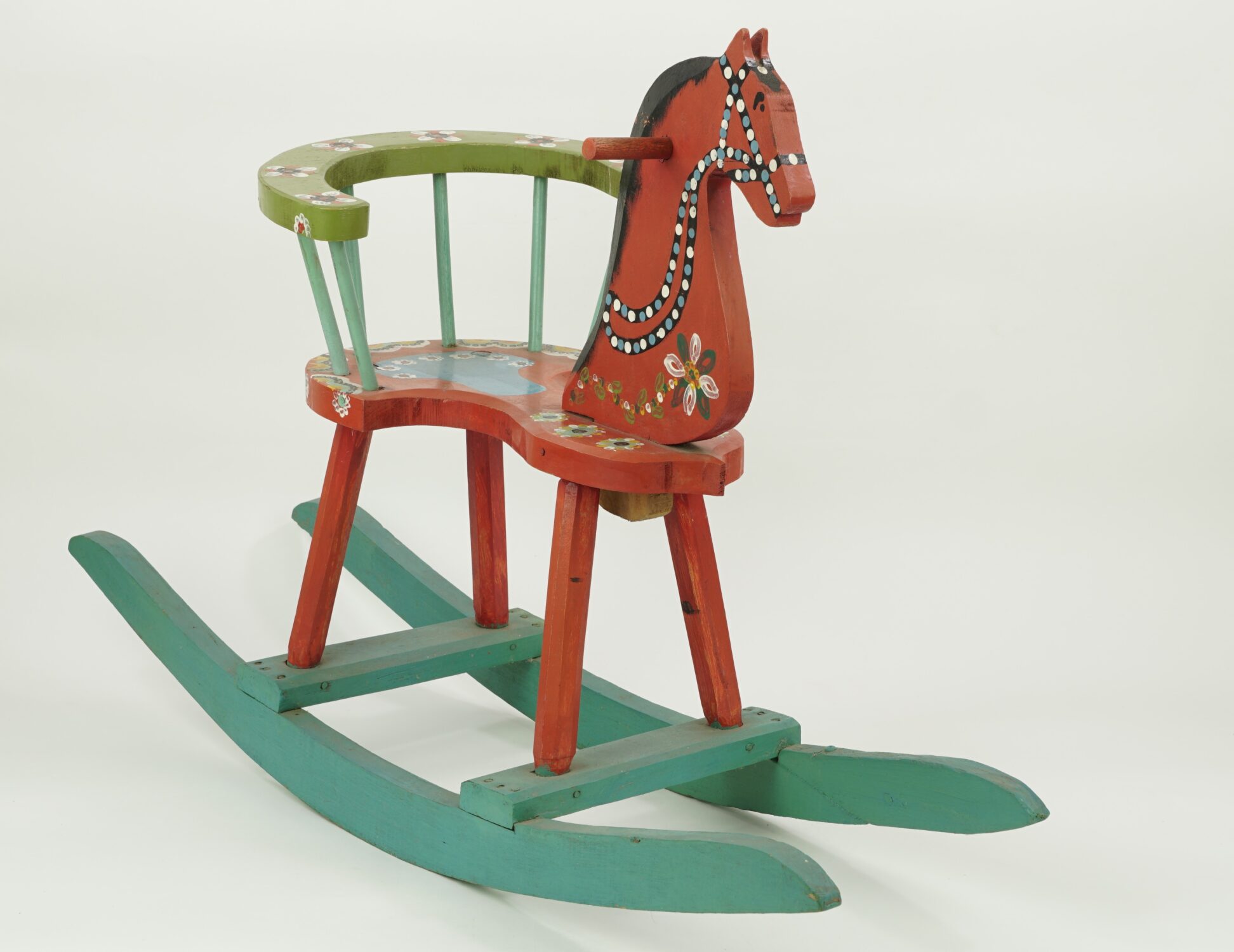 Koń na biegunach z oparciem