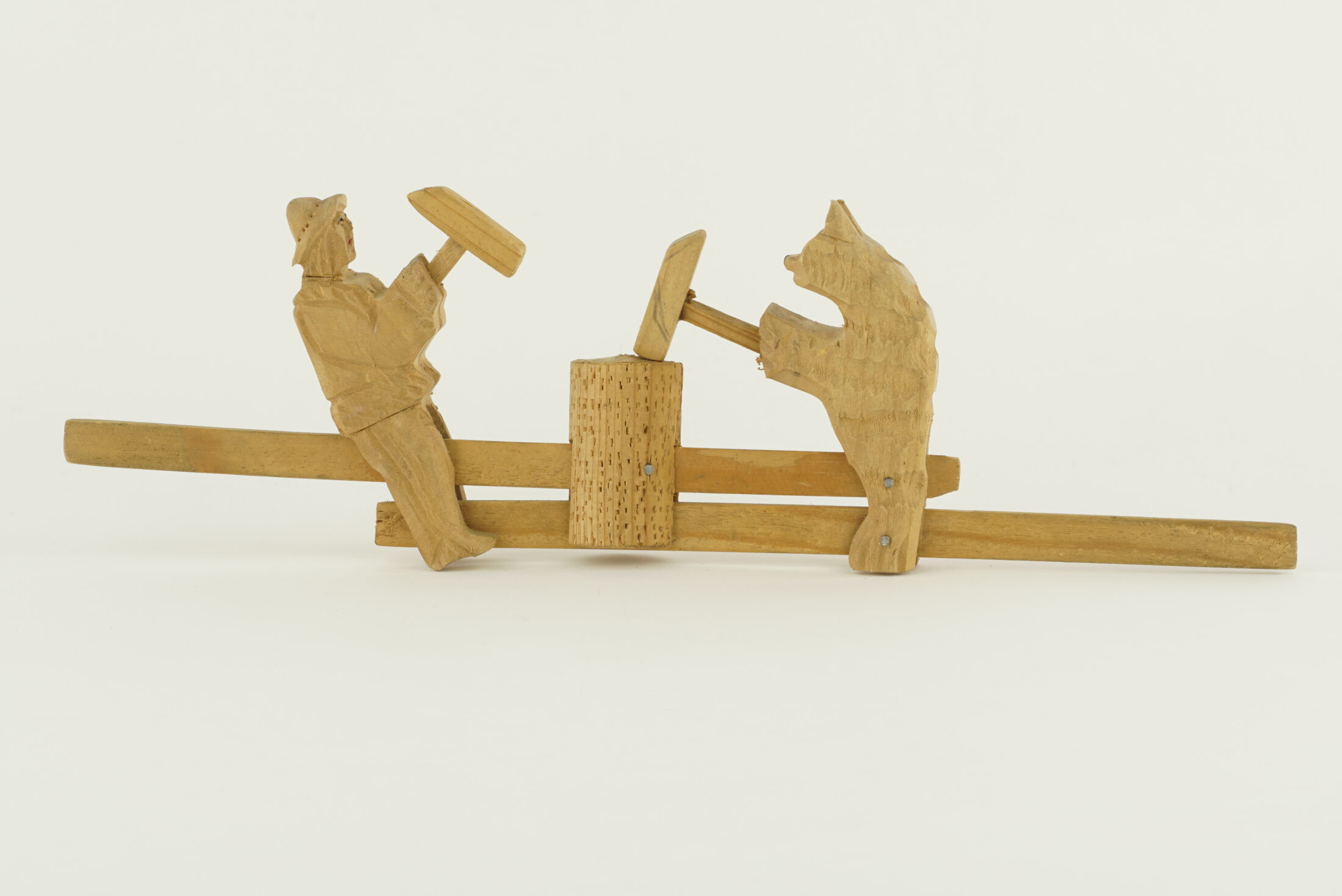 Zdewniana zabawka kowal i niedźwiedź