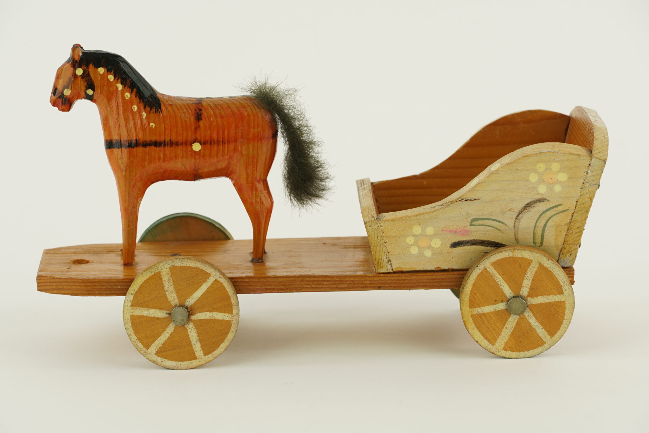 Drewniana bryczka z konikiem