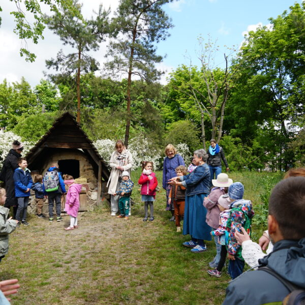 Rodziny zebrane na polanie pod piecem chlebowym