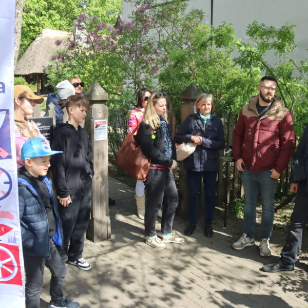 Ludzie stoją przy bramie.