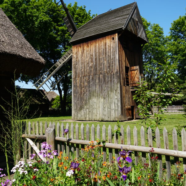Drewniany wiatrak w skansenie