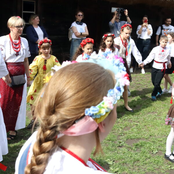 Ludzie tańczący w skansenie 