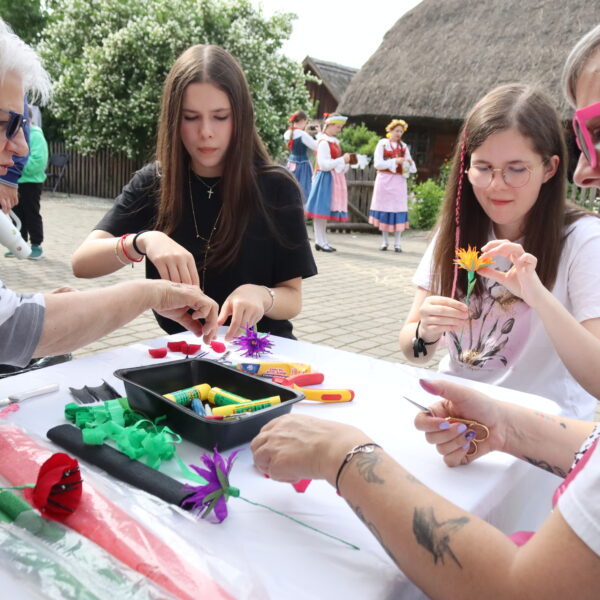 Kobiety robią kwiaty z krepy 